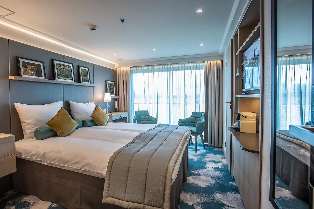 Fairtours Hotelschiff Asara***** デュッセルドルフ 船上ホテル